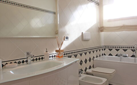Marina Apartment: Bagno, Camera, Proprietà, Interior Design, Piastrella, Architettura, Costruzione, Pavimento, Casa, Design