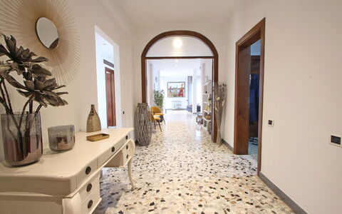Marina Apartment: Proprietà, Camera, Costruzione, Immobiliare, Pavimento, Interior Design, Casa, Estate, Architettura, Soffitto