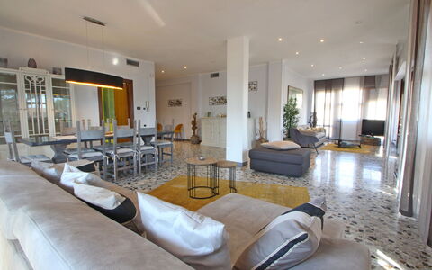 Marina Apartment: Proprietà, Camera, Costruzione, Interior Design, Soggiorno, Mobilia, Immobiliare, Casa, Pavimento, Casa