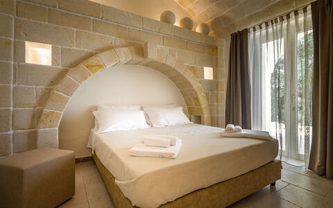 Corte dei Messapi | Sleeps 24: Camera Da Letto, Letto, Mobilia, Camera, Proprietà, Parete, Interior Design, Telaio Del Letto, Lenzuolo, Suite