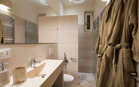 Corte dei Messapi | Sleeps 24: Bagno, Camera, Proprietà, Interior Design, Architettura, Piastrella, Costruzione, Parete, Immobiliare, Pavimento
