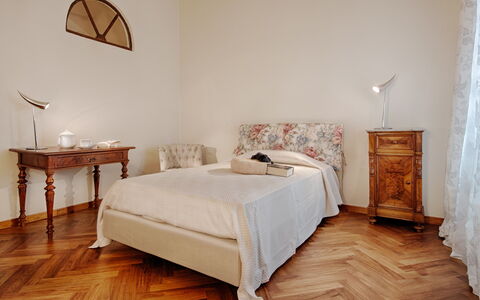 Tenuta Cambiano: Camera Da Letto, Mobilia, Letto, Camera, Pavimento, Proprietà, Pavimento In Legno, Interior Design, Telaio Del Letto, Parete