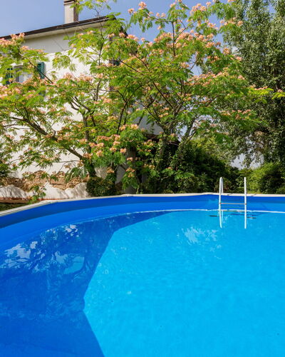 Fonte del Ceppo 1: Acqua, Pianta, Proprietà, Cielo, Azzurro, Piscina, Costruzione, Shade, Corpo D'Acqua, Albero