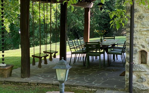 Beautiful Stone Country Villa: Mobilia, Legna, Mobili Da Esterno, Giardino, Shade, Tavolo, Flagstone, Tavolo Esterno, Sedia, Struttura Esterna