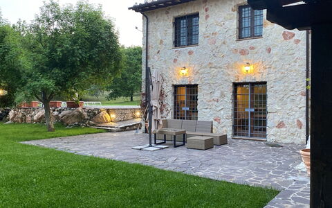 Beautiful Stone Country Villa: Finestra, Pianta, Costruzione, Albero, Porta, Manto Stradale, Villetta, Casa, Zona Residenziale, Erba