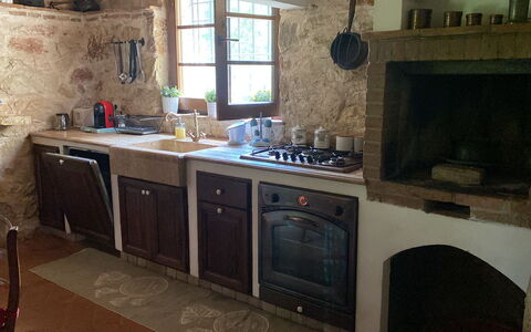 Beautiful Stone Country Villa: Controsoffitto, Cabinetry, Proprietà, Lavandino Della Cucina, Lavello, Rubinetto, Cucina, Cucina Stufa, Finestra, Elettrodomestico Da Cucina