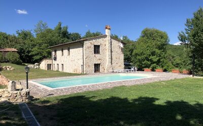 Beautiful Stone Country Villa: Cielo, Pianta, Albero, Lotto, Shade, Erba, Tempo Libero, Ricreazione, Costruzione, Paesaggio