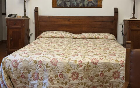 Agriturismo Il Giaggiolo without Pool: Camera Da Letto, Letto, Mobilia, Lenzuolo, Camera, Bedding, Telaio Del Letto, Materasso, Pavimento, Proprietà