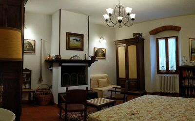 Giglio: Camera, Mobilia, Interior Design, Proprietà, Costruzione, Soffitto, Illuminazione, Lampada, Soggiorno, Parete