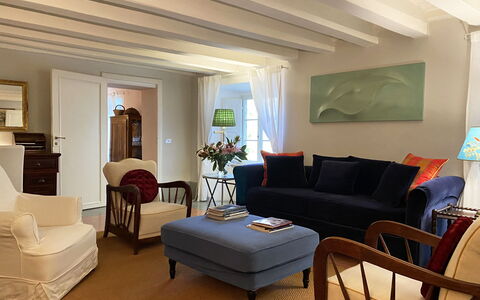 Il Mezzanino: Soggiorno, Camera, Mobilia, Interior Design, Proprietà, Costruzione, Soffitto, Pavimento, Tavolo, Parete