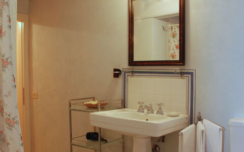 Il Mezzanino: Bagno, Camera, Proprietà, Interior Design, Idraulico Fixture, Architettura, Parete, Lavello, Costruzione, Lavandino Del Bagno