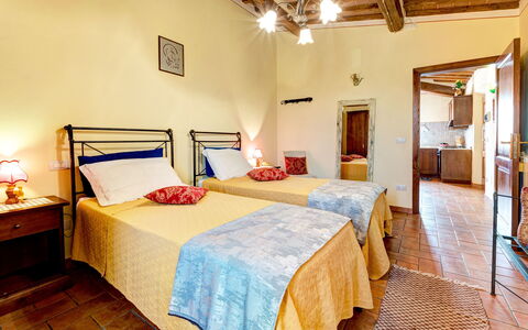 Casale Valdichiana: Camera Da Letto, Letto, Camera, Mobilia, Proprietà, Lenzuolo, Costruzione, Interior Design, Telaio Del Letto, Casa