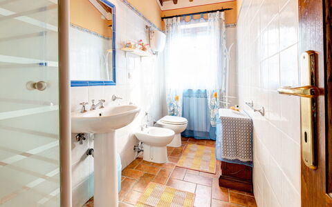 Casale Valdichiana: Bagno, Proprietà, Camera, Interior Design, Costruzione, Immobiliare, Casa, Pavimento, Mobilia, Architettura