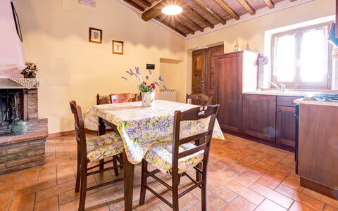 Casale Valdichiana: Proprietà, Camera, Costruzione, Mobilia, Immobiliare, Interior Design, Pavimento, Casa, Cucina, Sala Da Pranzo