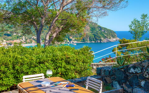 Il Giardino Sul Mare - Levanto: Proprietà, Vegetazione, Immobiliare, Albero, Vacanza, Turismo, Casa, Tempo Libero, Paesaggio, Baia