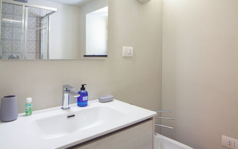 Portovecchio Apartments - Levanto: Idraulico Fixture, Lavandino Del Bagno, Bagno, Interior Design, Pavimentazione, Pavimento, Lavello, Mobiletto Del Bagno, Rubinetto, Specchio