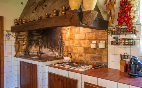 Podere a Lafi: Proprietà, Cabinetry, Controsoffitto, Legna, Interior Design, Architettura, Cucina, Costruzione, Casa, Cucina Stufa