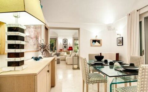 Villa Marina Little Beach: Mobilia, Proprietà, Cabinetry, Tavolo, Sedia, Controsoffitto, Cornice, Legna, Interior Design, Cassetto