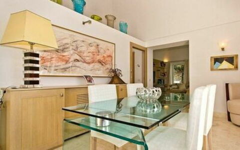 Villa Marina Little Beach: Mobilia, Cornice, Tavolo, Cabinetry, Controsoffitto, Legna, Sedia, Illuminazione, Interior Design, Costruzione
