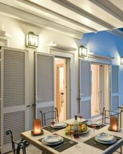 Villa Marina Little Beach: Tavolo, Mobilia, Proprietà, Costruzione, Legna, Finestra, Arancia, Illuminazione, Interior Design, Pavimento