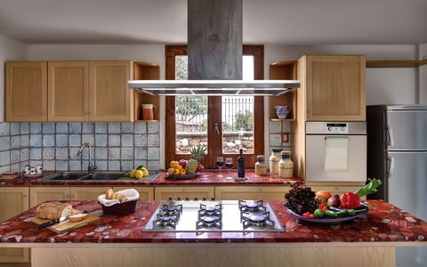 Stony Villa Volcano View: Cibo, Cabinetry, Proprietà, Controsoffitto, Cucina, Legna, Tavola, Interior Design, Cucina Stufa, Architettura