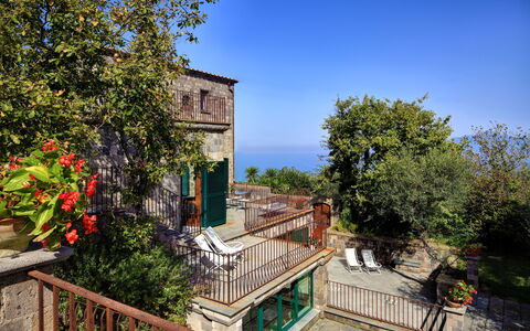 Stony Villa Volcano View: Cielo, Pianta, Fiore, Proprietà, Costruzione, Azzurro, Albero, Quartiere, Tempo Libero, Spazio Pubblico