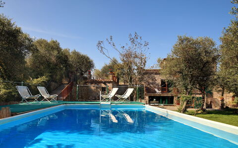 Stony Villa Volcano View: Acqua, Pianta, Cielo, Proprietà, Costruzione, Piscina, Azzurro, Paesaggio Naturale, Albero, Erba