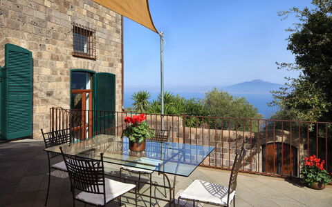 Stony Villa Volcano View: Pianta, Costruzione, Mobilia, Cielo, Proprietà, Tavolo, Vaso Di Fiori, Blu, Pianta Della Casa, Sedia