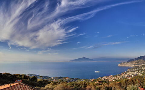 Stony Villa Volcano View: Nube, Cielo, Acqua, Risorse Idriche, Atmosfera, Azzurro, Pianta, Paesaggio Naturale, Highland, Luce Del Sole