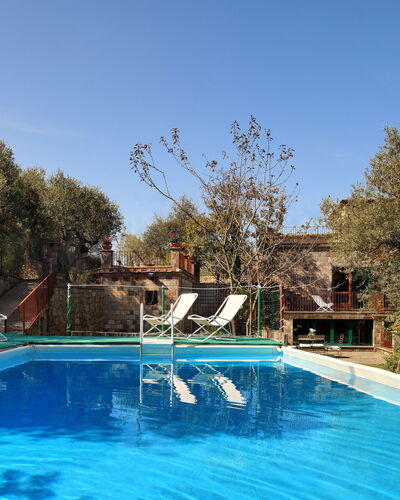Stony Villa Volcano View: Acqua, Pianta, Cielo, Proprietà, Costruzione, Piscina, Azzurro, Paesaggio Naturale, Albero, Erba