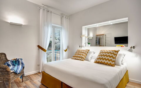 Sorrento Golden Apartment: Mobilia, Finestra, Costruzione, Comfort, Azzurro, Legna, Tavolo, Tessile, Telaio Del Letto