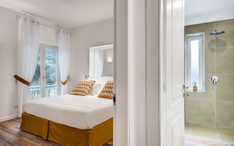 Sorrento Golden Apartment: Mobilia, Costruzione, Comfort, Legna, Shade, Porta, Pavimento, Telaio Del Letto, Finestra