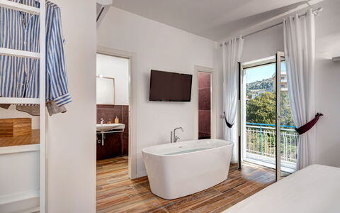 Sorrento Golden Apartment: Proprietà, Vasca Da Bagno, Idraulico Fixture, Costruzione, Azzurro, Legna, Rubinetto, Finestra, Bagno
