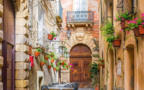 Sorrento Golden Apartment: Costruzione, Pianta, Fiore, Tavolo, Pianta Della Casa, Finestra, Porta, Vaso Di Fiori, Strada, Vicolo