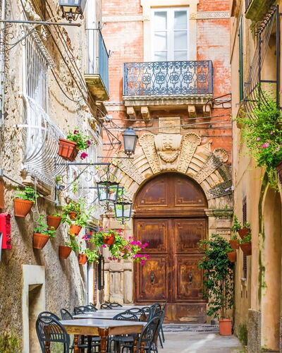 Sorrento Golden Apartment: Costruzione, Pianta, Fiore, Tavolo, Pianta Della Casa, Finestra, Porta, Vaso Di Fiori, Strada, Vicolo