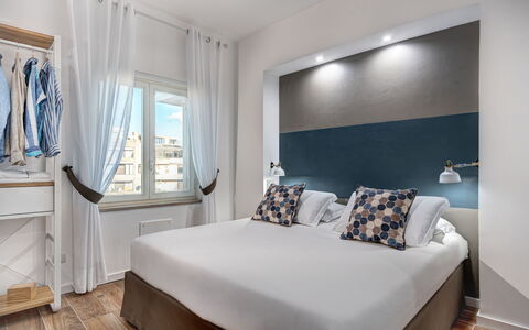 Luxury Blues Apartment: Mobilia, Blu, Comfort, Cabinetry, Interior Design, Pavimento, Pavimentazione, Finestra, Costruzione