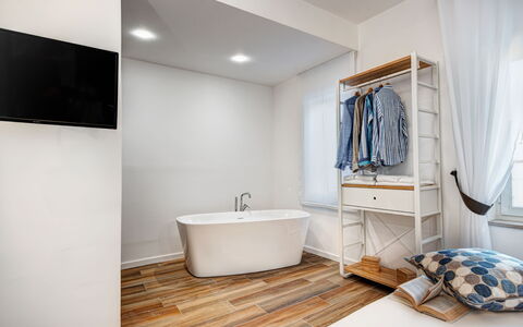 Luxury Blues Apartment: Vasca Da Bagno, Costruzione, Idraulico Fixture, Prodotto, Finestra, Legna, Cabinetry, Tenda, Interior Design