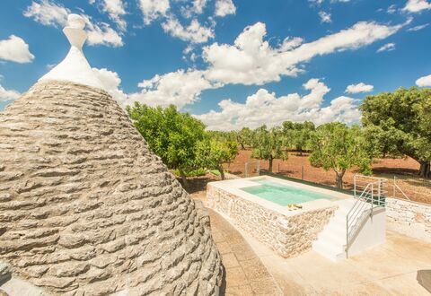 Trullo Del Pioppo Gigante: Nube, Cielo, Thatching, Pianta, Albero, Casa, Paesaggio, Piscina, Erba, Paesaggio Naturale