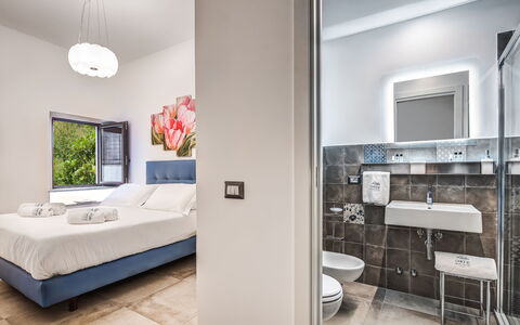 Loft In Sorrento: Mobilia, Proprietà, Costruzione, Specchio, Comfort, Interior Design, Cornice, Televisione, Pavimento, Telaio Del Letto