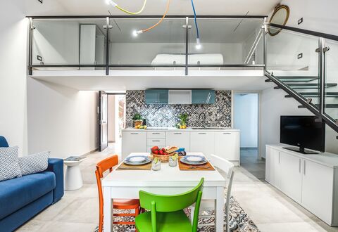 Loft In Sorrento: Tavolo, Mobilia, Proprietà, Cabinetry, Divano, Blu, Costruzione, Interior Design, Illuminazione, Controsoffitto