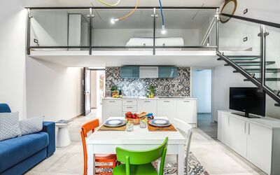 Loft In Sorrento: Tavolo, Mobilia, Proprietà, Cabinetry, Divano, Blu, Costruzione, Interior Design, Illuminazione, Controsoffitto