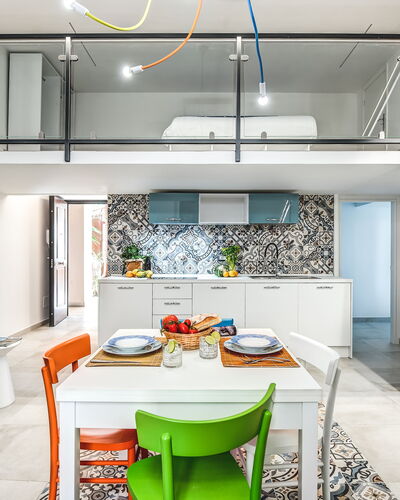 Loft In Sorrento: Tavolo, Mobilia, Proprietà, Cabinetry, Divano, Blu, Costruzione, Interior Design, Illuminazione, Controsoffitto