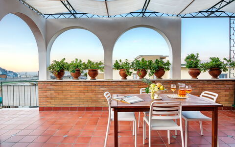 Parsano Home: Cielo, Tavolo, Mobilia, Proprietà, Pianta, Azzurro, Shade, Architettura, Sedia, Mobili Da Esterno