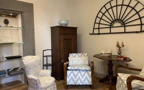 Casa Annateresa: Camera, Mobilia, Interior Design, Proprietà, Tavolo, Parete, Architettura, Pavimento, Arco, Costruzione