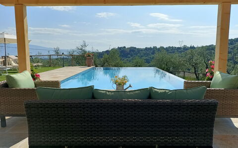 Villa Claudia: Cielo, Pianta, Nube, Proprietà, Mobilia, Azzurro, Costruzione, Shade, Mobili Da Esterno, Rettangolo