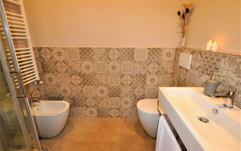 Villa Claudia: Marrone, Idraulico Fixture, Rubinetto, Lavandino Del Bagno, Proprietà, Lavello, Bagno, Costruzione, Viola, Interior Design