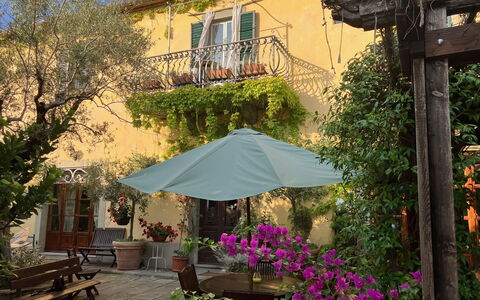 Villa Toppani Del Sodo: Pianta, Costruzione, Proprietà, Botanica, Fiore, Shade, Illuminazione, Architettura, Tavolo Esterno, Casa