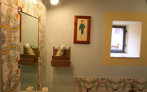 Villa Toppani Del Sodo: Specchio, Proprietà, Costruzione, Idraulico Fixture, Bagno, Lavandino Del Bagno, Lavello, Rubinetto, Interior Design, Illuminazione
