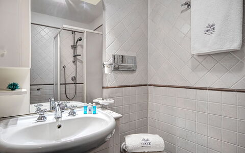 La Baia Dello Chalet: Specchio, Rubinetto, Idraulico Fixture, Lavandino Del Bagno, Proprietà, Lavello, Costruzione, Mobiletto Del Bagno, Bagno, Nero