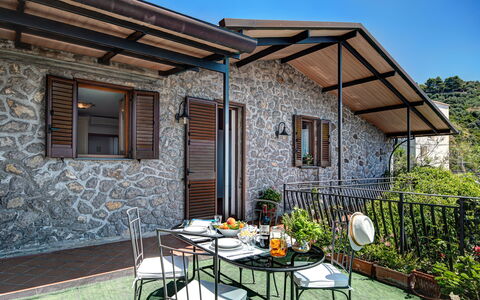La Baia Dello Chalet: Pianta, Costruzione, Tavolo, Mobilia, Proprietà, Finestra, Cielo, Sedia, Vaso Di Fiori, Interior Design